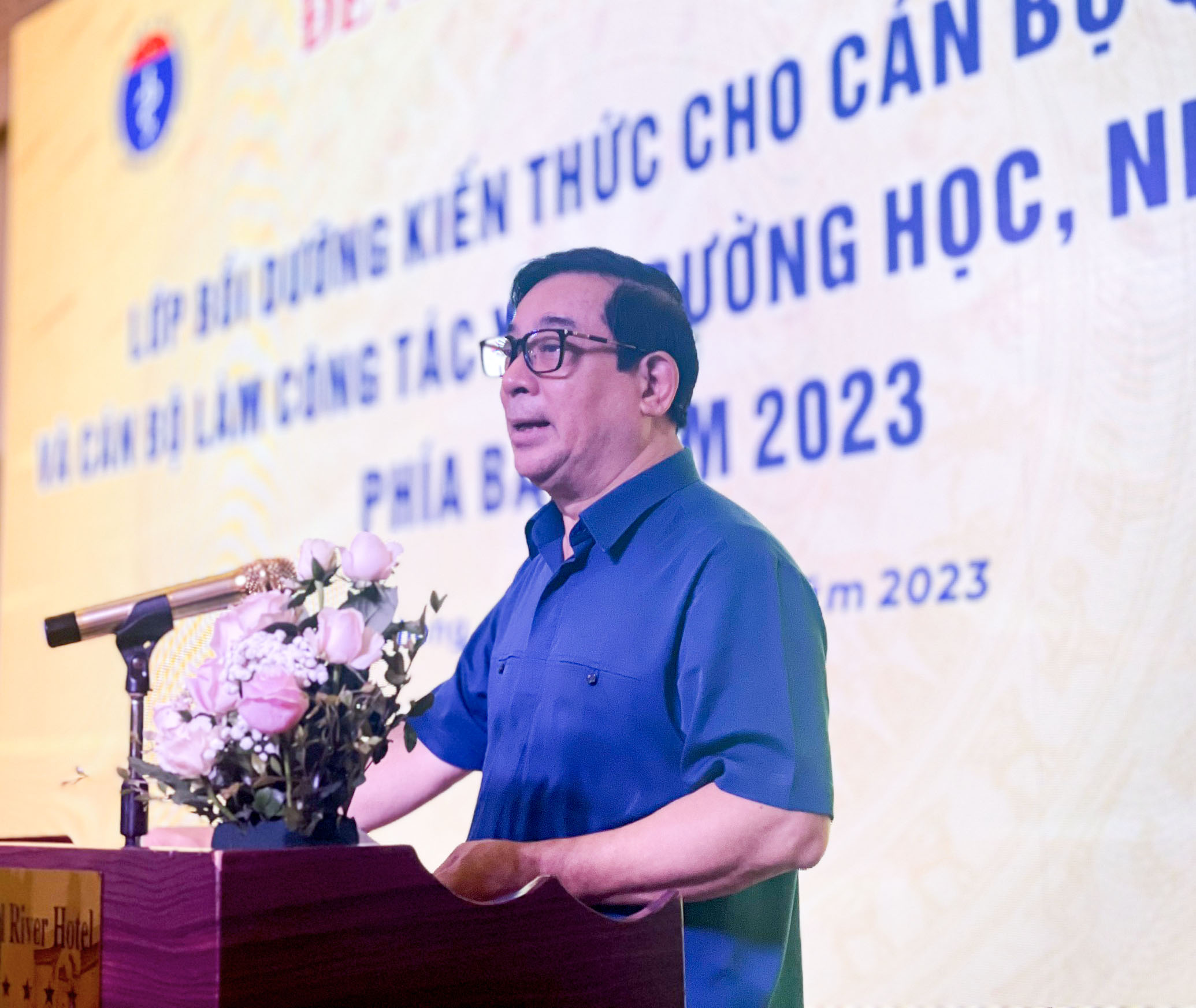 Ban lãnh đạo bệnh viện chụp ảnh kỷ niện với các phóng viên, nhà báo