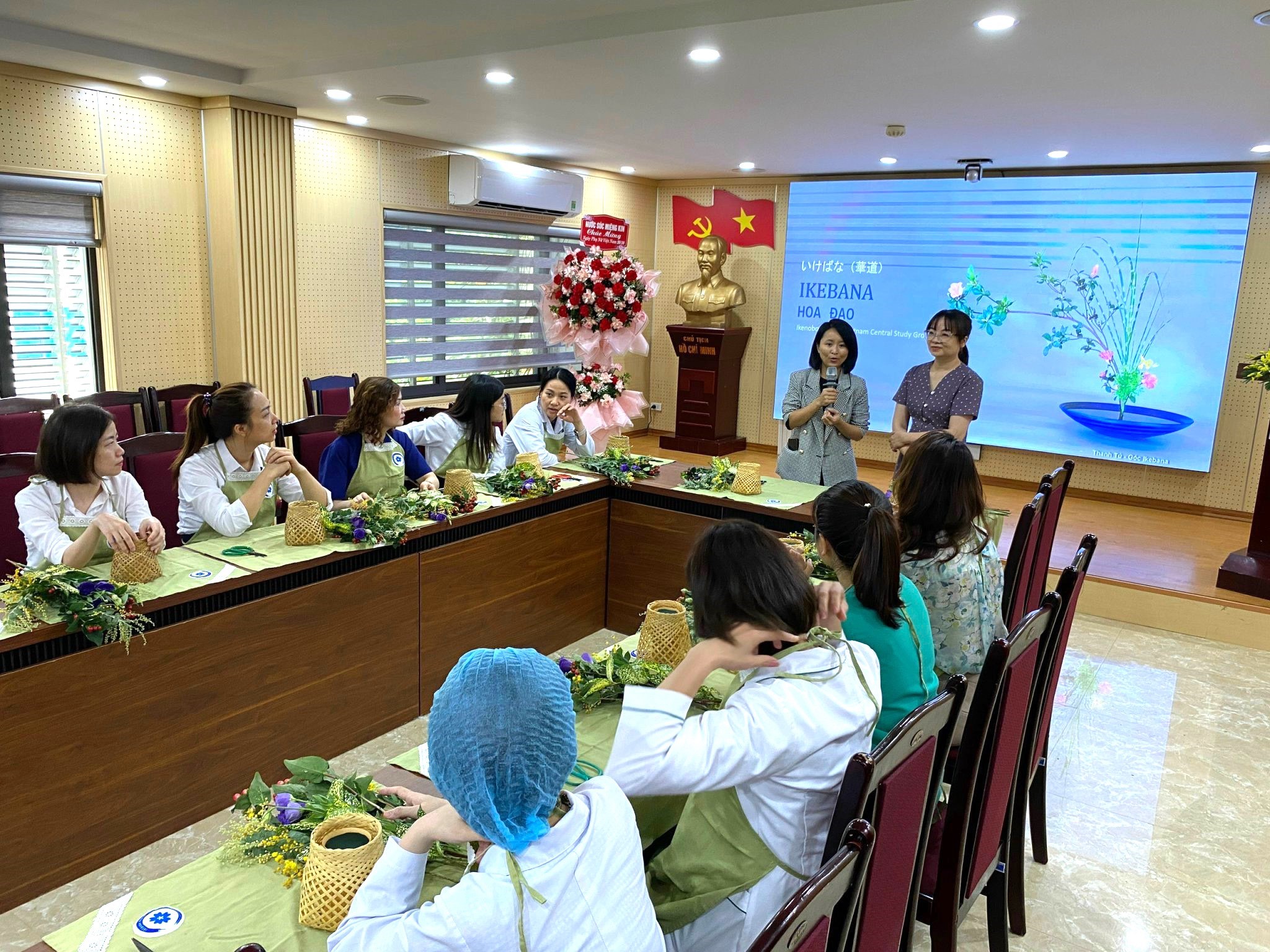 LỚP HỌC TRẢI NGHIỆM NGHỆ THUẬT HƯỞNG ỨNG NGÀY PHỤ NỮ VIỆT NAM 20/10