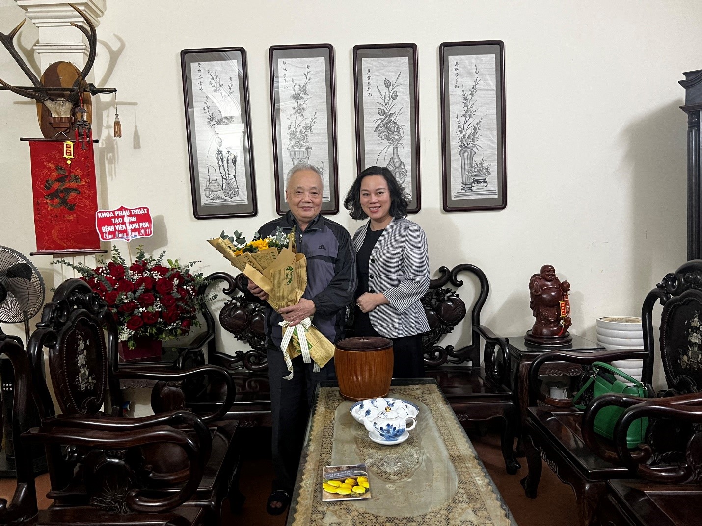 Bệnh viện Răng Hàm Mặt Trung ương Hà Nội thăm, tặng hoa chúc mừng ngày Nhà giáo Việt Nam 20/11