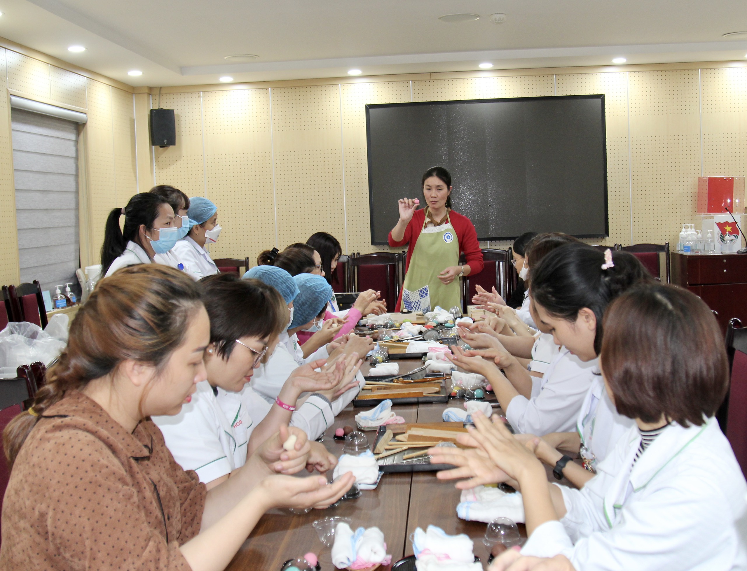Trải nghiệm làm bánh Wagashi và vẽ tranh thư giãn 