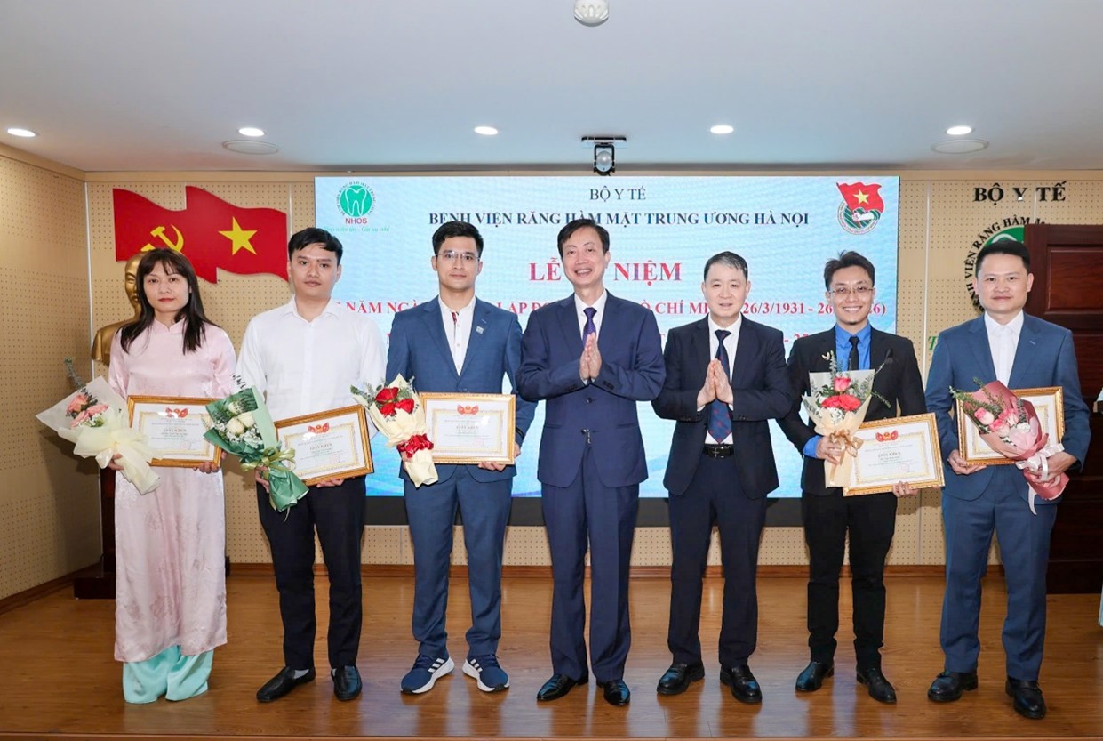 Trao tặng giấy khen bệnh viện cho các cá nhân tiêu biểu