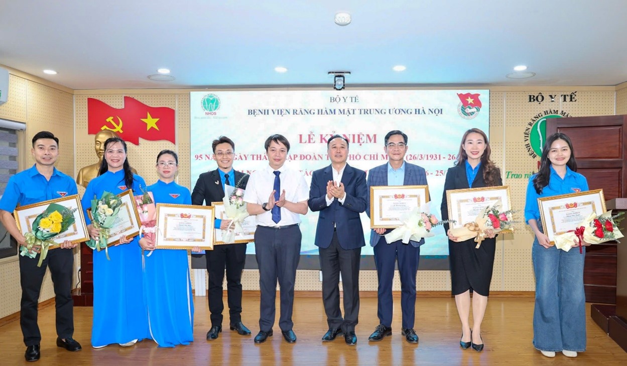 Trạo tặng bằng khen của Trung ương Hội Thầy thuốc trẻ Việt Nam cho các cá nhân tiêu biểu