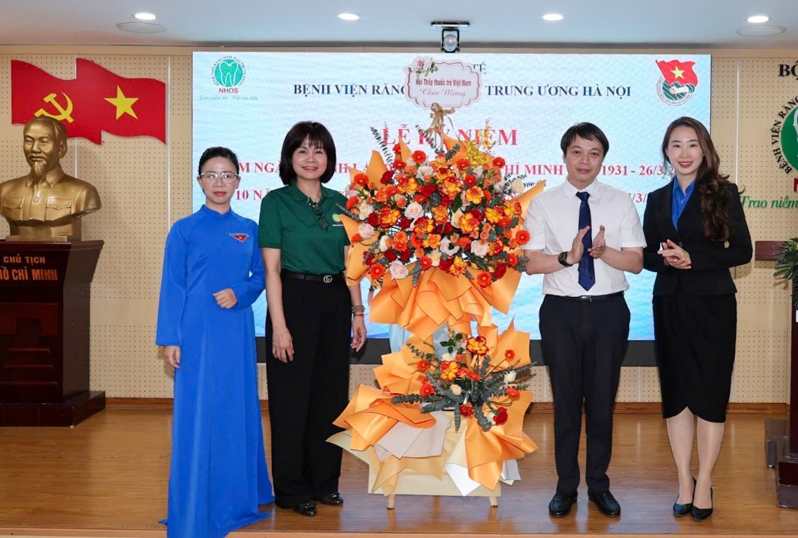Hội Thầy thuốc trẻ Việt Nam tặng hoa chúc mừng