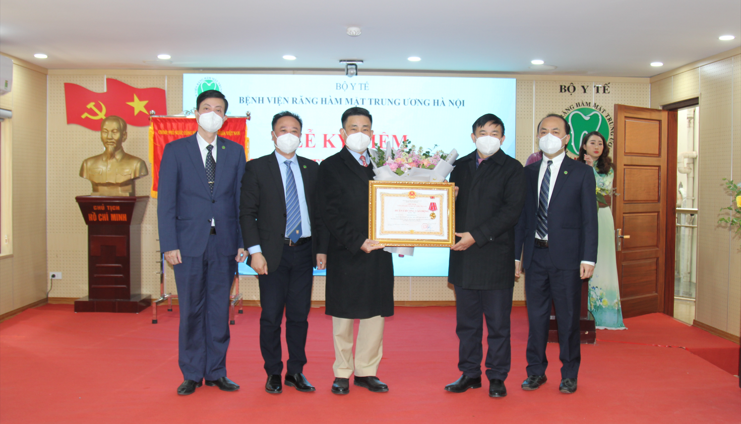 Đại diện Bộ Y tế trao huân chương hạng Nhì cho nguyên Giám đốc bệnh viện GS.TS Trịnh Đình Hải