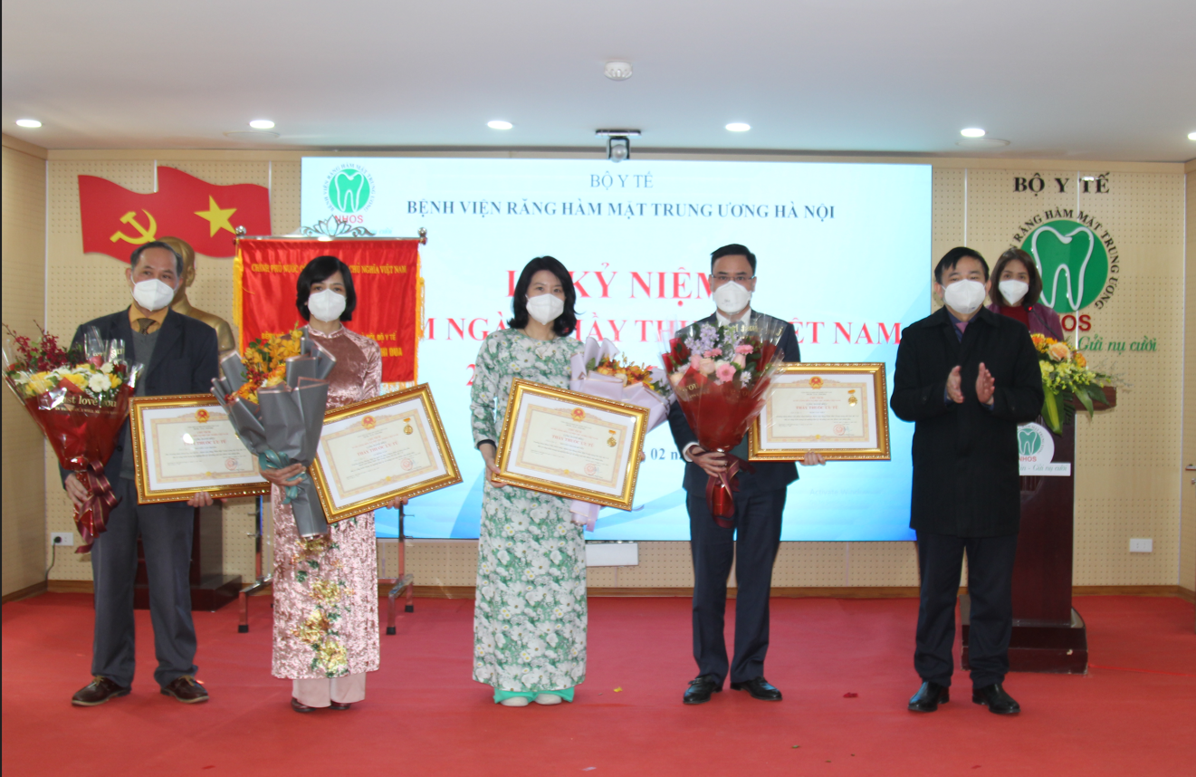 Đại diện Bộ Y tế trao tặng danh hiệu Thầy thuốc ưu tú cho các bác sĩ của bệnh viện