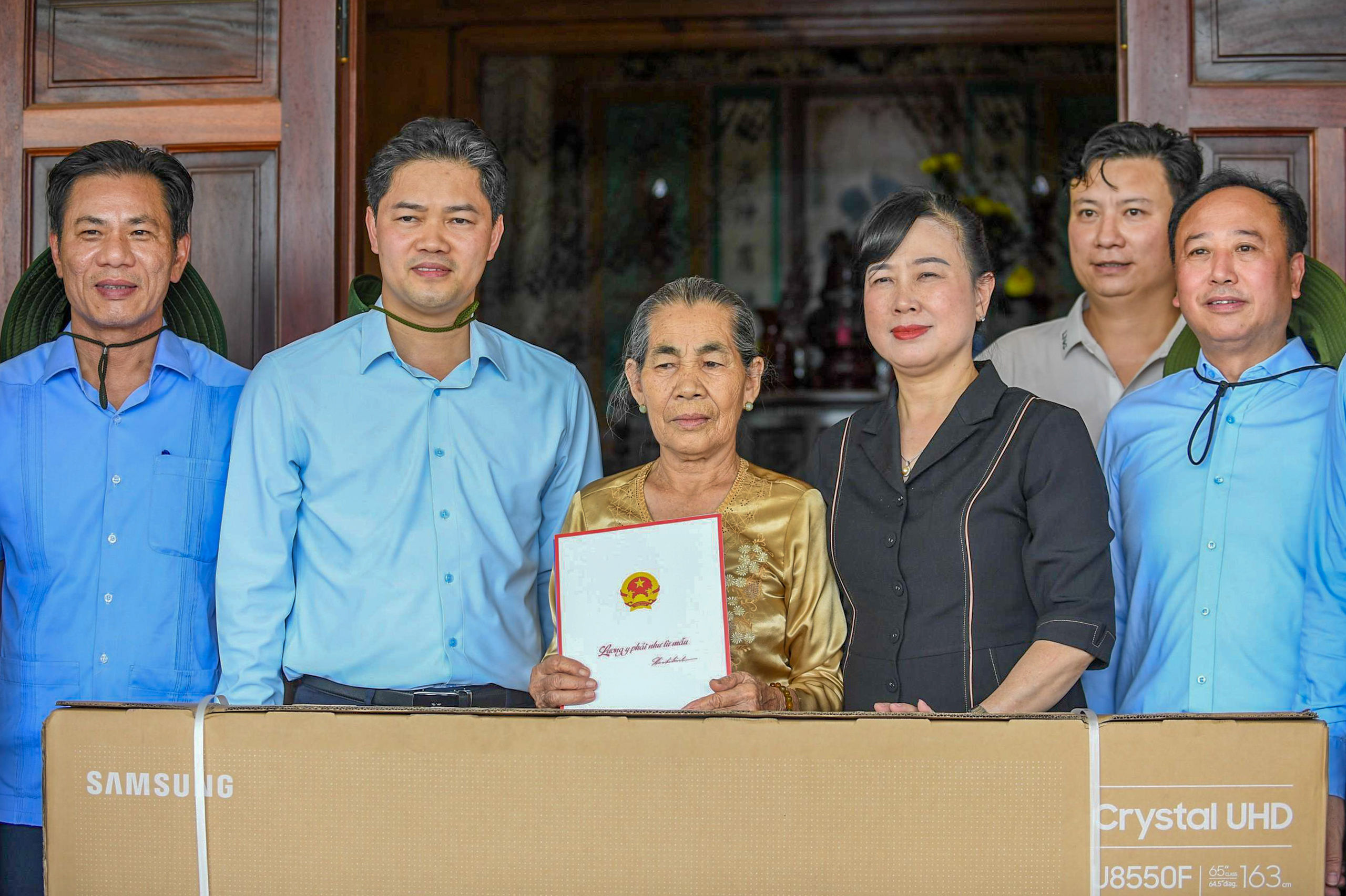 Bộ trưởng Đào Hồng Lan, Thứ trưởng Thường trực Vũ Mạnh Hà và đoàn công tác Bộ Y tế đến thăm và tặng quà thương binh Lê Thị Huê.