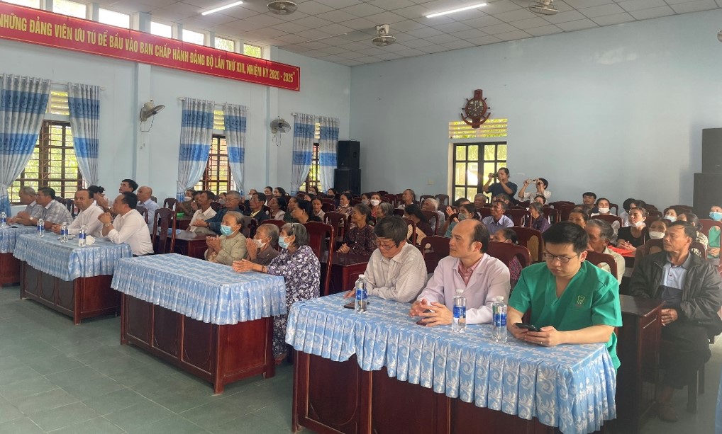Người cao tuổi tham gia buổi truyền thông chăm sóc sức khỏe răng miệng   tại nhà văn hóa xã Hương Toàn