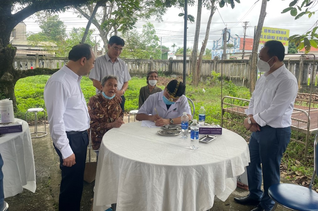 PGS.TS. Trần Cao Bính và TS. Phạm Thanh Hà giám sát công tác khám răng miệng người cao tuổi