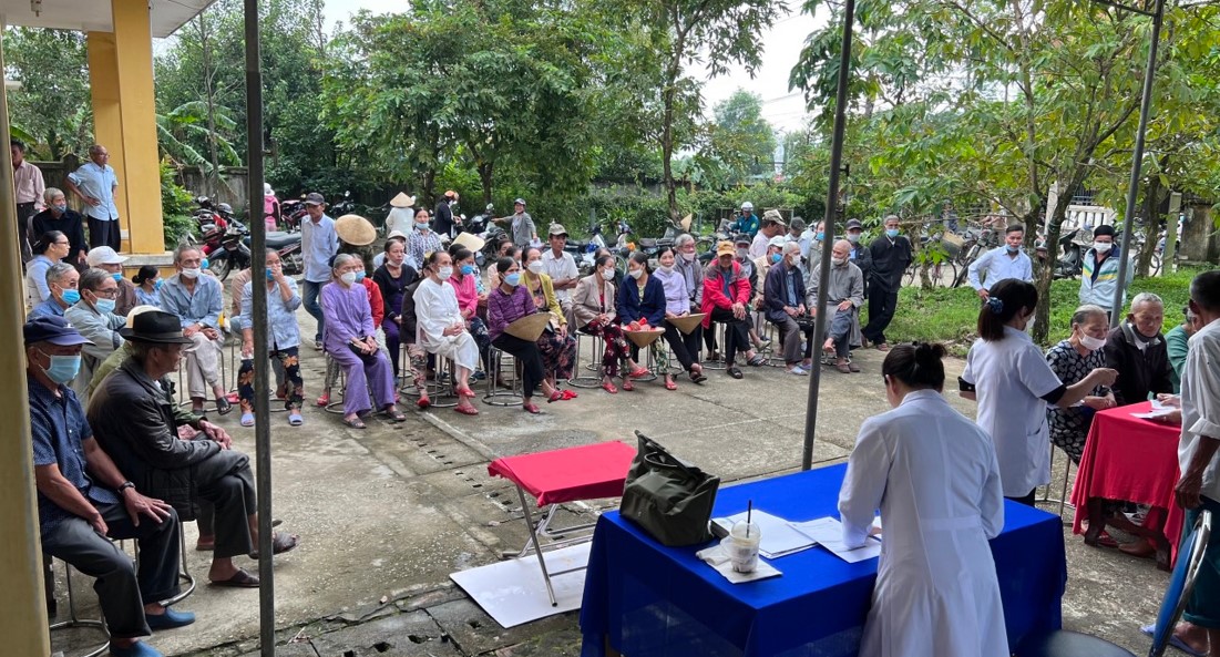 Người cao tuổi xã Hương Toàn, Thị xã Hương Trà, tỉnh Thừa Thiên Huế   chờ khám răng miệng