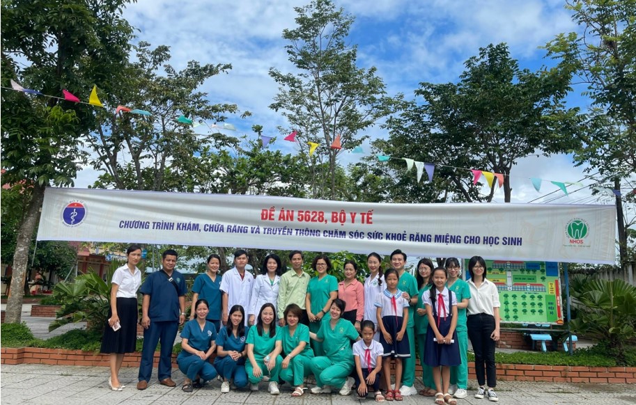 Các y, bác sĩ đoàn khám răng miệng cho học sinh tại trường học