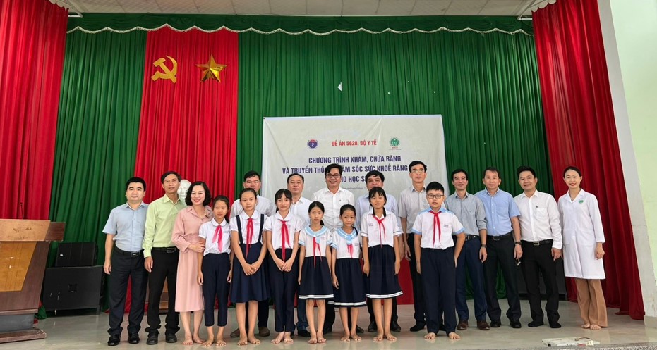 Đoàn công tác chụp ảnh lưu niệm cùng Ban Giám hiệu và học sinh nhà trường