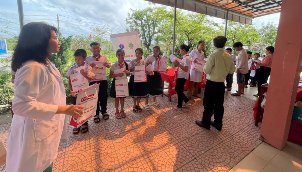 Trao quà cho học sinh nhà trường