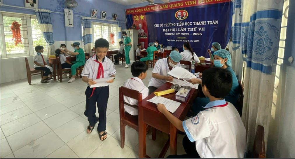 Toàn cảnh hoạt động khám chữa răng cho các em học sinh