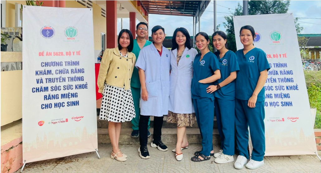 Các y, bác sĩ bệnh viện Răng Hàm Mặt Trung Ương Hà Nội và các y, bác sĩ bệnh viện Răng Hàm Mặt Huế tham gia đoàn khám