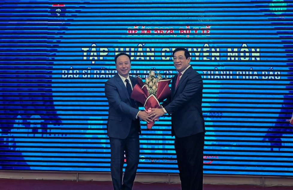 PGS.TS. Trần Cao Bính tặng hoa cảm ơn PGS.TS. Lương Ngọc Khuê