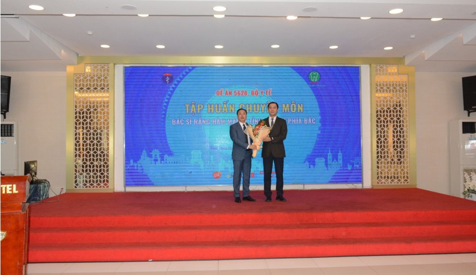 PGS.TS. Trần Cao Bính tặng hoa cảm ơn PGS.TS. Trần Kiêm Hảo