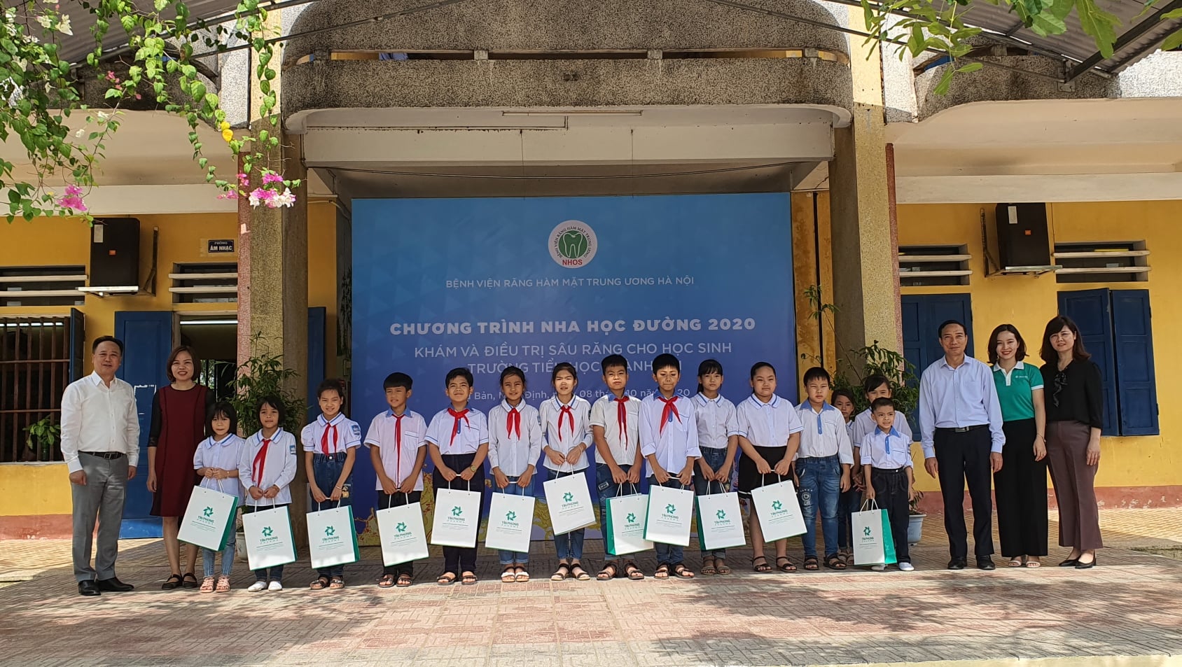 Khám răng cho học sinh tại 2 trường tiểu học Thành Lợi và Tiểu học Đại Thắng, huyện Vụ Bản, tỉnh Nam Định