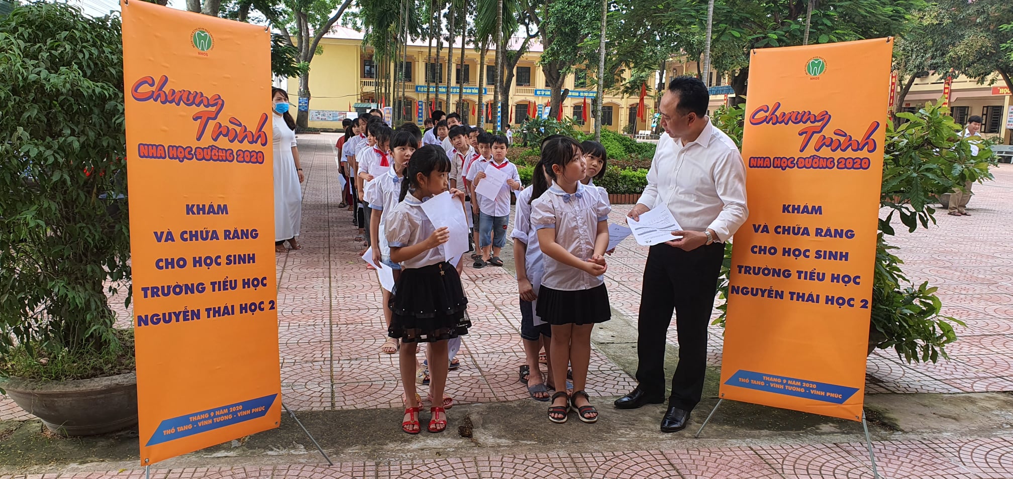 Khám và điều trị sâu răng cho học sinh tại trường Tiểu học Nguyễn Thái Học 2, Vĩnh Tường, Vĩnh Phúc