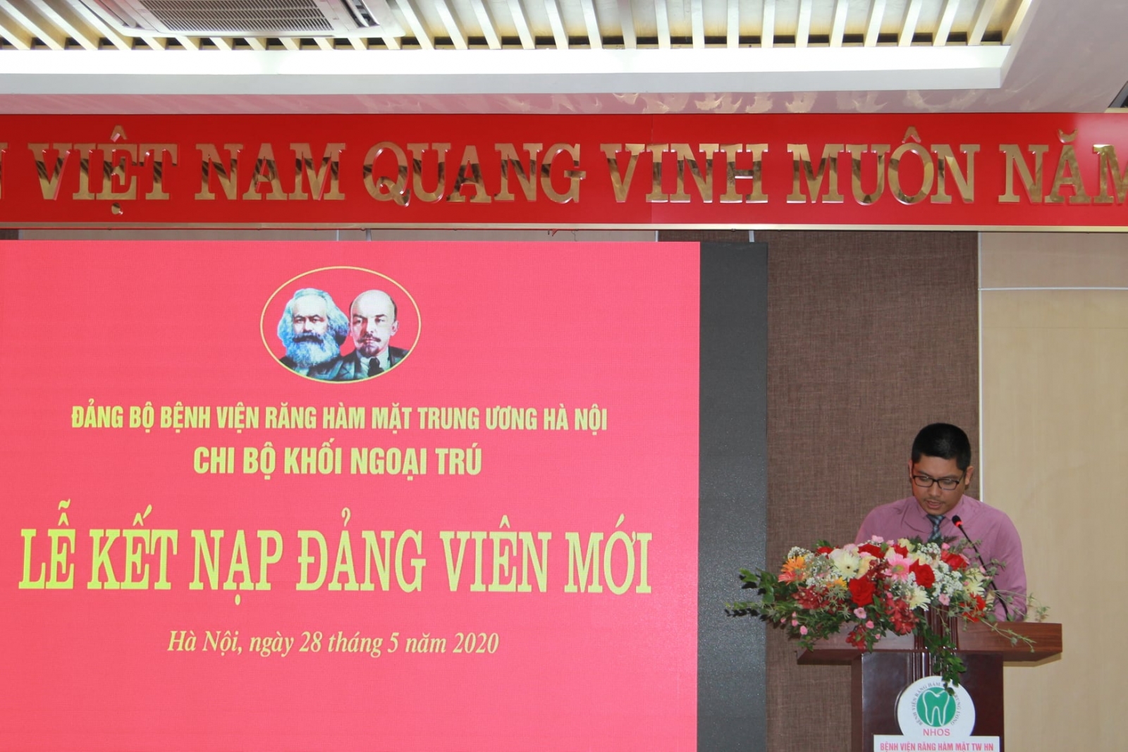 LỄ KẾT NẠP ĐẢNG VIÊN MỚI CHO TS.BS. VÕ THỊ THÚY HỒNG - PHÓ TRƯỞNG KHOA NẮN CHỈNH RĂNG.