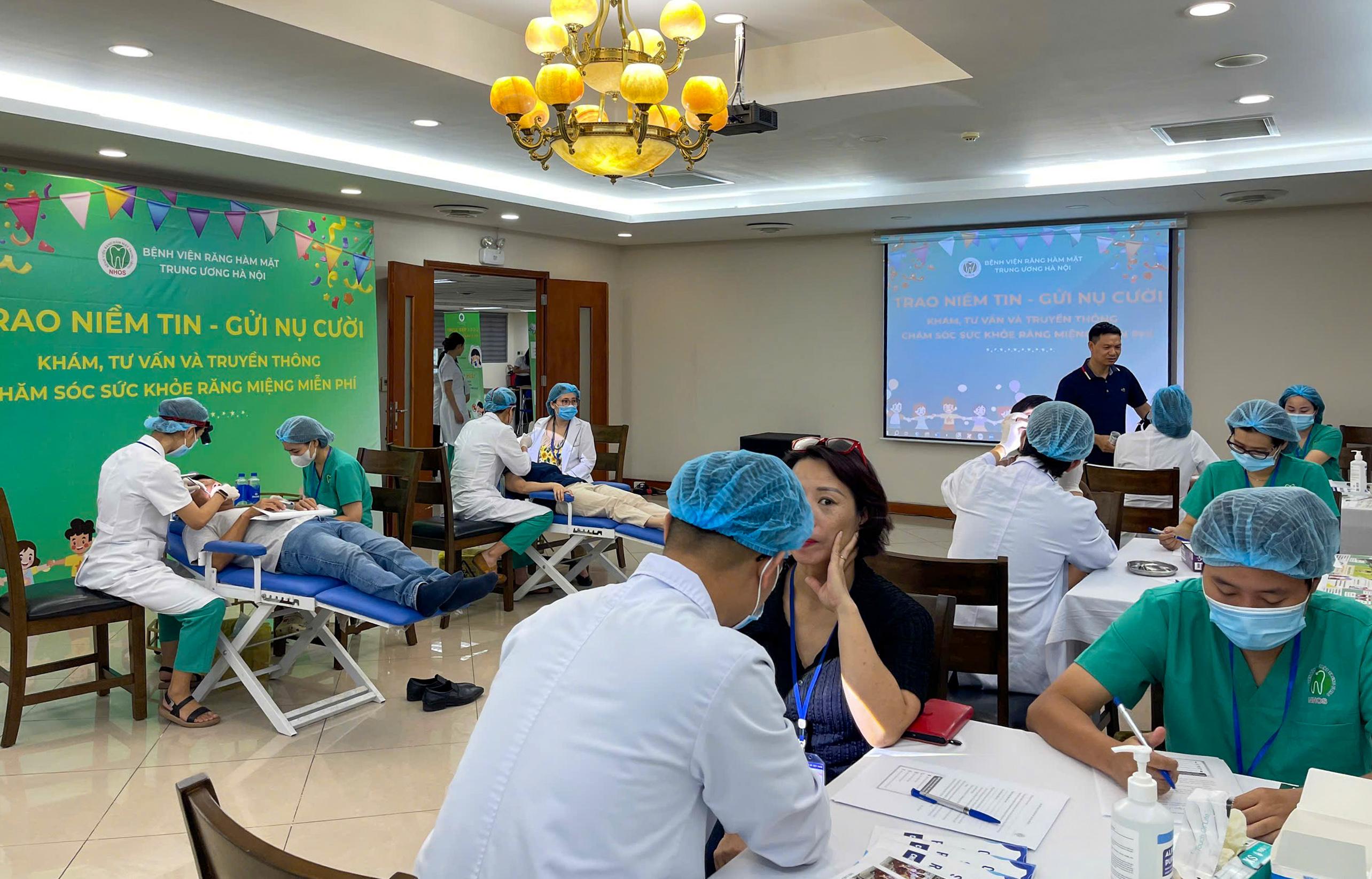 Toàn cảnh buổi khám