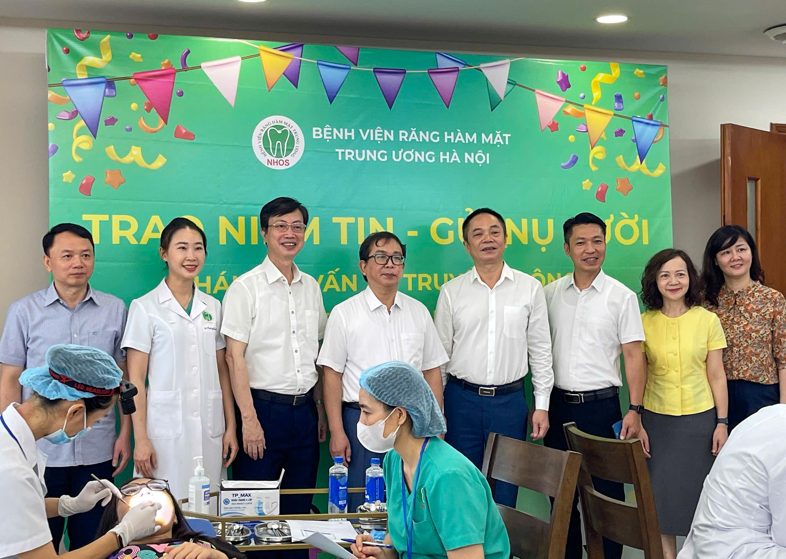 Lãnh đạo 2 đơn vị tham quan khu vực khám, tư vấn chăm sóc sức khỏe răng miệng dành cho viên chức, người lao động và các em thiếu nhi. 