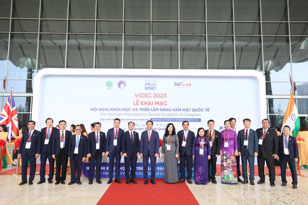 NGÀY CÀNG CÓ NHIỀU NGƯỜI NƯỚC NGOÀI ĐẾN VIỆT NAM CHỮA CÁC BỆNH RĂNG MIỆNG