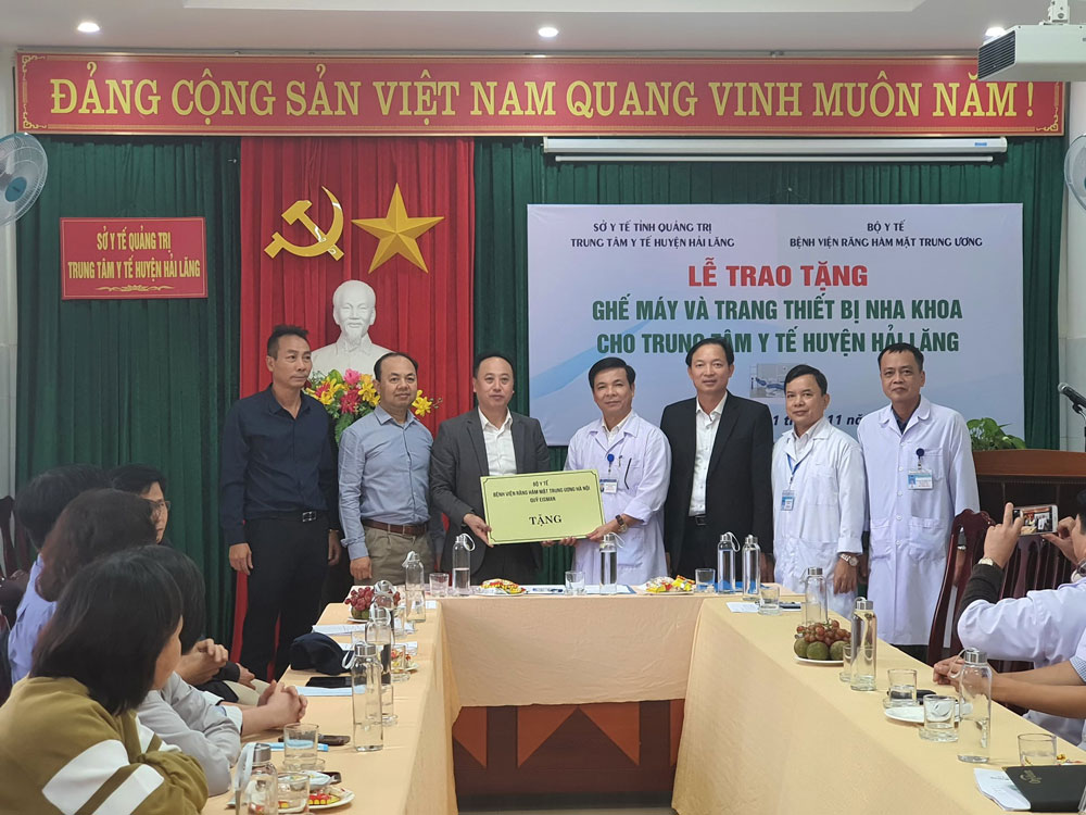 Lễ Trao Tặng Ghế Máy Răng Cho TTYT Huyện Haỉ Lăng