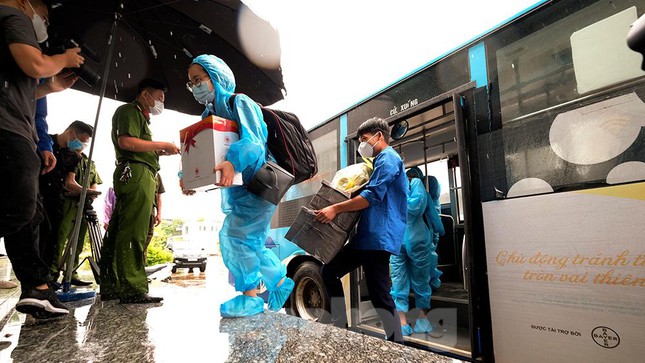 Người dân phường Thanh Xuân Trung vui mừng trở về nhà sau 21 ngày di dời khỏi 'ổ dịch'